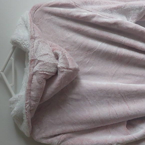 New Pink Medium Robe - Picture 7 of 7